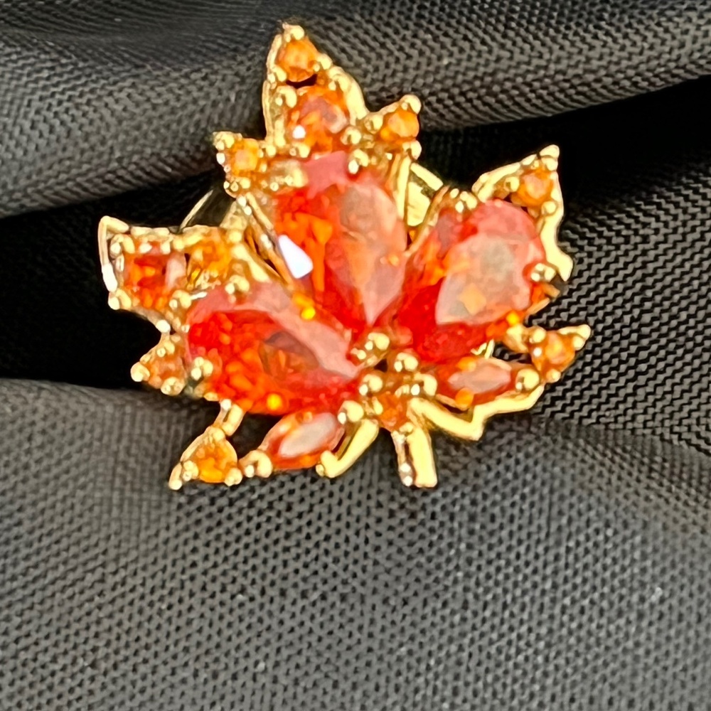 New Maple Leaf Tie Pin/Brooch